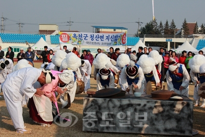 ▲ 옥천군 청산면민속보존회의 '정월대보름 지신밟기'가 '제18회 충북도 민속예술축제'에서 단체부문 대상(충북도지사상)을 차지했다.