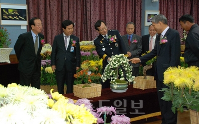 ▲ 국화, 음식, 음악이 어우러지는 '공주교육사랑 耳目口鼻 한마당' 국화전시회를 내빈들이 둘러보고 있다.