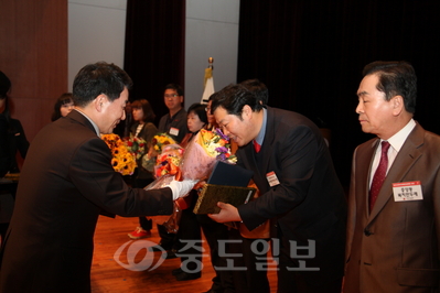 ▲ 한국원자력연구원 '녹색원자력봉사단'이 대전사회복지공동모금회가 2일 개최한 '희망 2013 나눔 캠페인 사랑의 열매 봉사단 워크숍'에서 나눔실천 유공자 대전시장 표창을 받았다. 