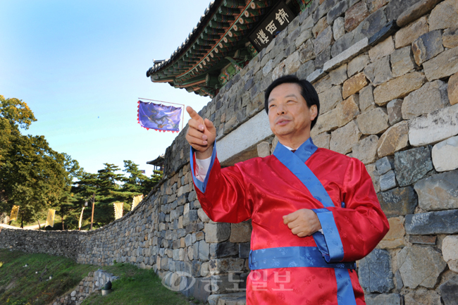 ▲ 축제 재정위기 속에서도 2007년부터 6년째 백제문화제를 성공적으로 진두지휘 해 온 최석원 위원장. 그는 “백제문화제 자체 혹은 소재 중 일부를 '유네스코 세계문화유산'에 등재 되도록 노력할 것”이라고 말했다.
<br />사진=김상구 부장