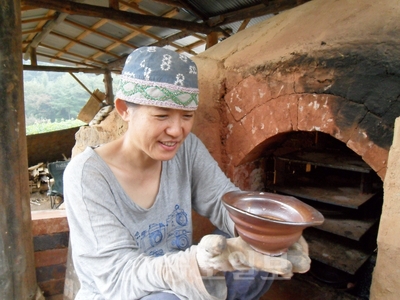 ▲ 영동군 상촌면 민주지산 도마령 고개 마을 도담요에서 김계순 작가가 본인의 작품을 살피고 있다.