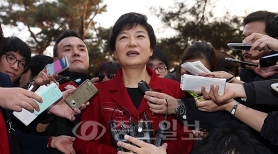 ▲ 새누리당 박근혜 대선후보가 7일 오후 서울 노원구 서울여자대학교에서 열린 걸투(Girl Two) 콘서트에 참석한 후 취재진의 야권 단일화 관련 질문에 답하고 있다. 
<br />
<br />[사진제공=연합뉴스]