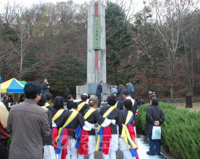 ▲ 지난해 열린 '우금티예술제' 기간중 우금티 고개 옆에 위치한 동학혁명군 위령탑에서 위령제가 진행되고 있는 모습.