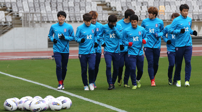 ▲ 축구 국가대표팀 이동국<사진 맨오른쪽>을 비롯한 선수들이 호주와의 평가전을 이틀 앞둔 12일 오후 경기도 화성종합경기타운 주경기장에서 훈련에 앞서 가볍게 달리기를 하고 있다. [연합뉴스 제공]