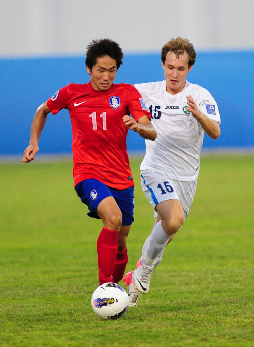 ▲ 15일 새벽(한국시간) 아랍에미리트 라스 알 칼리마의 에미리츠 경기장에서 열린 AFC U-19 챔피언십 4강전에서 한국의 강상우<사진 왼쪽>가 우즈베키스탄 수비수를 제치며 돌파하고 있다. 이날 한국은 3-1로 제압하며 결승에 올랐다. [연합뉴스 제공]