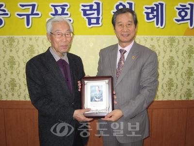 ▲ 이창기<오른쪽> 중구포럼 수석대표가 김보성 전 대전시장에게 축하패를 전달하고 있다.