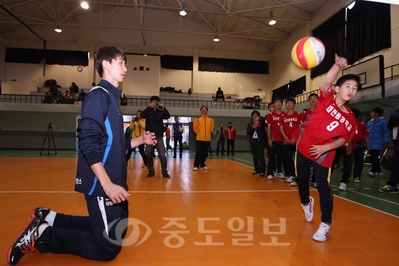 ▲ 대전삼성화재블루팡스 배구단 선수가 18일 대전중앙고등학교 체육관에서 '전국 장애학생 배구대회'에 참가한 선수들을 대상으로 서브하는 방법을 알려주고 있다. 