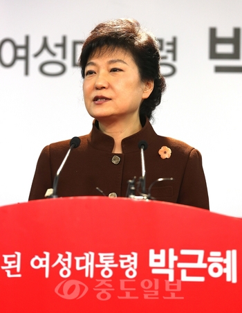 ▲ 새누리당 박근혜 대선후보가 21일 오후 서울 여의도 당사에서 교육정책을 발표하고 있다.
<br />[사진제공=연합뉴스]