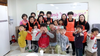 ▲ 천안교육지원청 학습동아리 '쿠킹 포 키즈(Cooking for kids)'회원들이 최근 원성동 지역아동센터에서 '찾아가는 과학영역' 요리활동을 진행했다.