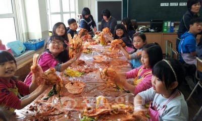 ▲ 강경황산초등학교의 다문화가정 학생들이 최근 송편을 빚고 김치를 담그며 한국의 문화를 체험하는 의미있는 시간을 보냈다.