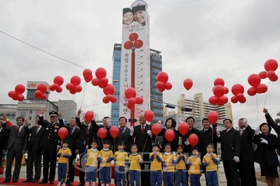 ▲ 충남사회복지공동모금회는 26일부터 2013년 1월 31일까지 67일간 충남도민이 하나가 되는 '희망2013나눔캠페인'을 전개한다. 사진은 희망2012나눔캠페인 온도탑 제막식에서 희망풍선을 날리는 모습.