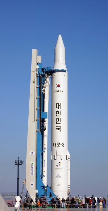 ▲ 한국 첫 우주발사체 '나로호(KSLV-1)'의 3차 재발사 예정을 이틀 앞둔 27일 나로호가 전남 고흥군 외나로도 나로우주센터 발사대에서 이렉터에 의해 발사대에 세워지고 있다. 사진제공=한국항공우주연구원