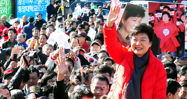 ▲ 제18대 대통령선거 공식 선거운동이 시작된 27일 오전 새누리당 박근혜 후보가 대전을 방문해 수많은 지지자들이 몰려든 대전역 서광장에서 손을 들어답하고 있다. 이민희 기자 photomin@