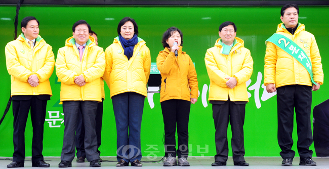 ▲박병석 국회부의장을 비롯한 민주통합당 주요당직자들이 28일 대전역 서광장에서 문재인 후보를 지지하는 유세활동을 펼치고 있다. 이민희 기자