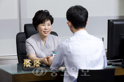 ▲ 유성한가족 병원 김은이 원장이 환자를 진료하고 있다.