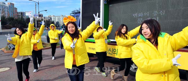 ▲ 여성 중심으로 구성된 민주당 구하라 유세단이 29일 오전 충남대 정문앞에서 화려한 율동을 펼치며 문재인 후보의 지지를 호소하고 있다. 손인중 기자 dlswnd98@