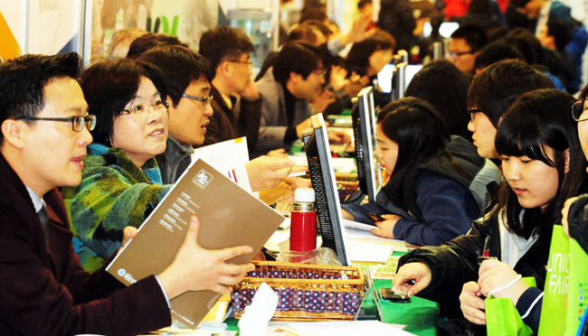 ▲ 중도일보가 주관하는 중부권 최대의 'UNICOLL FAIR 2013 대학입시 정보박람회' 둘째날인 지난달 30일 대전무역전시관을 찾은 수많은 수험생들이 각대학의 직원들에게 입학정보에 대한 설명을 듣고 있다. 이민희 기자 photomin@