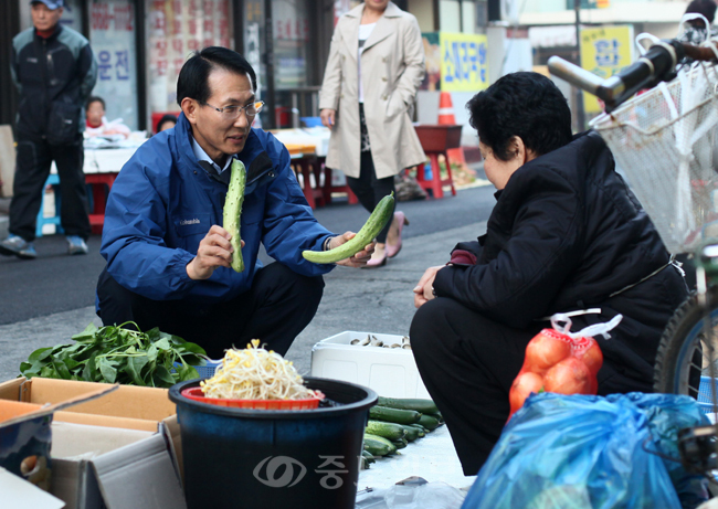 ▲ 새벽 동부시장을 찾아 상인들과 대화하고 있는 이완섭 서산시장.