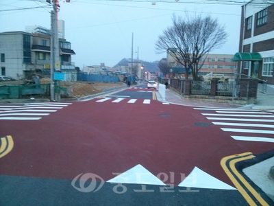 ▲ 이달중 준공을 앞두고 있는 금오초등학교 앞 도로 확ㆍ포장 공사현장.