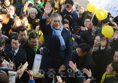 ▲ 대선을 일주일 앞둔 12일 오후 민주통합당 문재인 대선후보가 12일 오후 청주 성안길 유세장에 입장하며 손을 들어 인사하고 있다. 연합뉴스