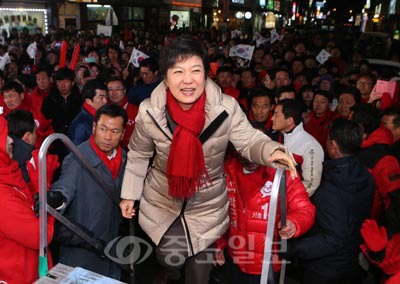 ▲ 새누리당 박근혜 대선후보가 12일 오후 충북 옥천 금구리에서 열린 야간 유세에서 연설을 하기 위해 연단에 오르고 있다. 연합뉴스