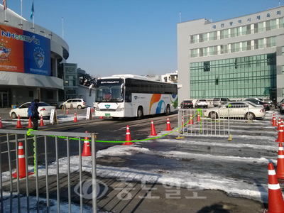 ▲ 대전에서 프로배구 V리그 경기가 열렸던 지난 13일 오전 10시께 충무체육관 앞 주차장. 경기 시작은 오후 5시임에도 오전부터 연고구단이 일부 주차장을 과도하게 통제하면서 시민들의 원성이 높아지고 있다.