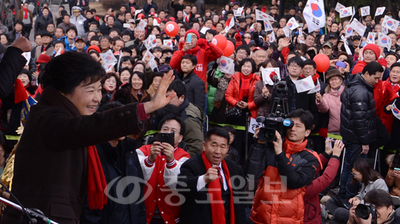 ▲ 새누리당 박근혜 대선후보가 17일 천안시 서북구 쌍용동 이마트 앞 유세에서 시민들에게 인사하고 있다. 연합뉴스