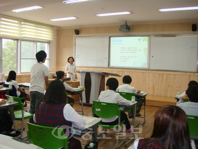 ▲ 한국타이어의 교육기부를 통해 친환경 소재와 첨단 기자재로 꾸며진 교실에서 수업을 받고 있는 제원중 학생들. 학교에 대한 자부심이 남다르다.