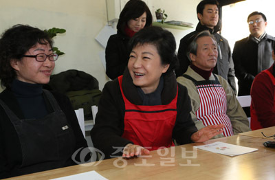 ▲ 박근혜 대통령 당선인이 성탄절을 하루 앞둔 24일 서울 관악구 난향동 '난곡 사랑의 밥집'을 찾아 생활보호대상자들에게 제공할 도시락을 만들기에 앞서 자원봉사자들과 대화를 하고 있다. 연합뉴스