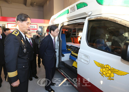 ▲ 김황식 국무총리가 26일 오후 세종시 소방본부를 방문해 소방장비를 살펴보고 있다.[연합뉴스 제공]