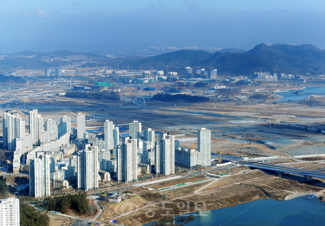  2013년 계사년(癸巳年)을 맞아 대전을 비롯한 충청지역 부동산 시장에는 잇따른 주택 분양 소식이 예상되면서 지역 수요자들의 시선을 집중시키고 있다. 작년에 이어 올해 분양시장에서도 블루칩으로 떠오르고 있는 세종시<사진>는 총 1만8000여가구가 공급될 것으로 예상된다.         김상구 기자