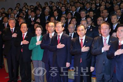 ▲ 정부 시무식  김황식 국무총리와 국무위원들이 2일 오전 서울 세종로 정부서울청사 별관에서 열린 정부 시무식에서 국민의례를 하고 있다. [연합뉴스 제공]