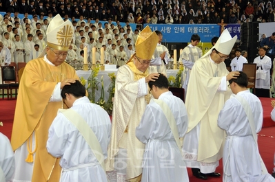 ▲ 지난해 1월 천주교 대전교구가 사제서품식을 거행하고 있는 모습.