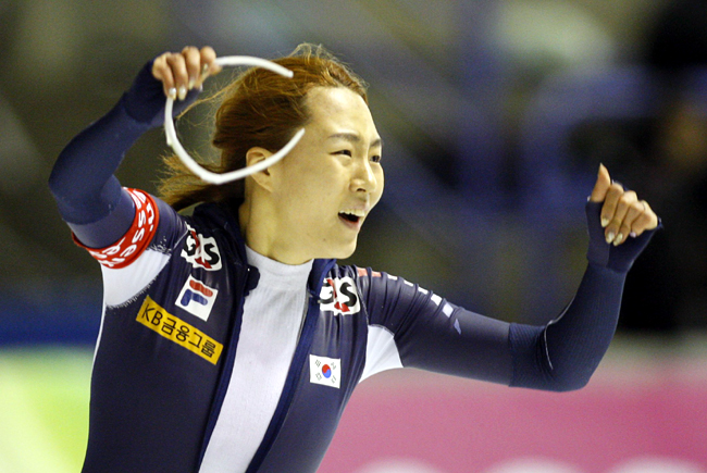 ▲ 여자 스피드 스케이팅 세계 최강자이자 대한민국 빙속 간판인 이상화가 드디어 500m 세계 신기록을 작성했다. 이상화는 21일 새벽(한국시간) 캐나다 캘거리에서 열린 월드컵 6차대회 500m 2차 레이스에서 36초80으로 우승했다. [AP/연합뉴스 제공]