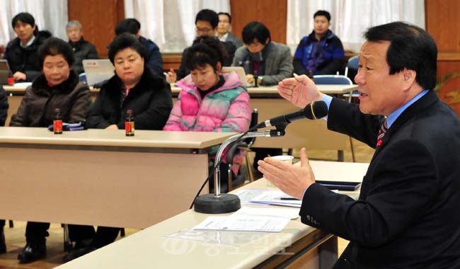 옛 충남도청사 활용계획과 관련해 원도심 상인들과의 대화의 시간이 28일 오후 옛 충남도청 2층 대회의실에서 열려 염홍철 대전시장이 상인들과 대화를 나누고 있다. 
<br />손인중  기자
<br /> 