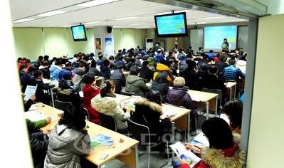 ▲ 명절을 앞두고 있지만 취업문제로 걱정하는 사람들이 많다. 6일 대전고용센터 실업급여 교육장이 많은 실직자들로 북새통을 이루고 있다.
<br /> 이민희 기자 photomin@