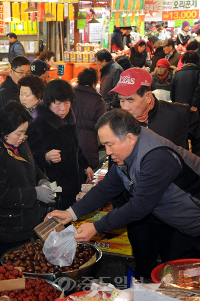 설날을 사흘 앞둔 7일 오전 대전 동구 역전시장에서 제수용품을 사려는 시민들이 몰리면서 상인들의 얼굴에 웃음꽃이 피고, 전통시장이 활기를 되찾았다.
<br />김상구 기자