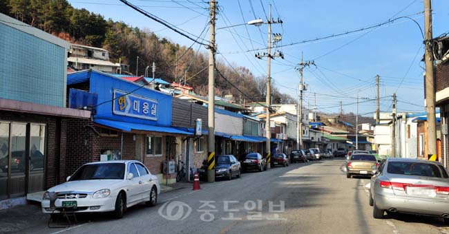 ▲ 주한미군 공여구역 주변지역 특별법에 포함되고도 관련 예산을 지원받지 못한 대덕구 장동이 낙후된 채 방치되고 있다. 
<br />손인중 기자