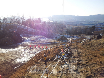 ▲대전 대덕구 목상동 일원 야산 등산로가 축구장 공사로 파헤쳐져 있다. 