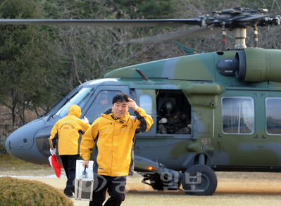 ▲ 13일 오후 한국원자력안전기술원(KINS)에서 한 연구원이 동해상에서 포집해 헬기로 실어나른 대기 중 방사성 물질을 연구동으로 가져가고 있다. 손인중 기자 dlswnd98@