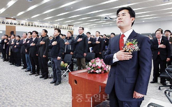 ▲ 박정현 제10대 충남도 정무부지사가 14일 오전 도청 대회의실에서 취임식을 열고 공식업무를 시작했다. 박 정무부지사와 직원들이 국기에 대한 경례를 하고 있다. [연합뉴스 제공]