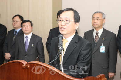 승융배 충남교육청 부교육감이 21일 도교육청 신청사 7층 회의실에서 '교육전문직 전형 방법 쇄신 관련 담화문'을 발표하고 있다.
<br />충남교육청제공