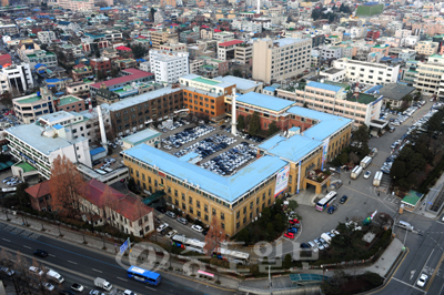 ▲옛 충남도청사에는 이미 대전시의 중회의실 입주가 완료됐으며 다음달 대전발전연구원, 도심활성화기획단, 오는 7월 평생교육진흥원 등이 입주할 전망이다. 손인중 기자