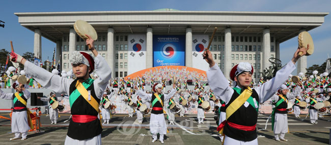 ▲ 대통령 취임식을 하루 앞두고 24일 국회 본관 앞 취임식장에서 열린 예행연습에서 농악대가 축하공연을 펼치고 있다.
<br />[연합뉴스/중도일보제휴사]