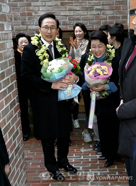 ▲ 이명박 대통령과 부인 김윤옥 여사가 24일 서울 강남구 논현동 사저로 들어가며 주민들에게 인사하고 있다.사진=연합뉴스