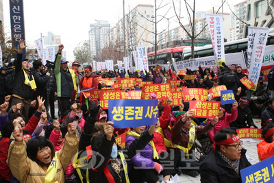 ▲ 서해안유류피해민연합회와 피해주민 5000여명이 삼성전자 본관과 과천정부청사 앞에서 서해안유류피해민 4주년 총궐기대회 모습.