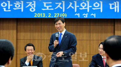 ▲ 안희정 지사는 27일 서산시를 찾아 대산~당진 고속도로 건설 등 항만과 연계한 내륙교통망 구축지원 등을 약속했다. 충남도청 제공