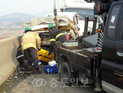 4일 발생한 공주시 우성면 상서리 천안~논산 고속도로 갓길 2차 교통사고 수습 현장. 
<br />연합뉴스