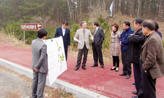 ▲ 충남도의회 문화복지위원회 의원들이 안면도 관광지 개발 사업을 놓고 현장 간담회를 실시하고 있다.