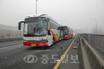 지난 8일 논산시 호남고속도로에서 합동임관식에 참석하는 장교들을 태운 전세버스 8대가 연쇄 추돌했다. 
<br />논산소방서 제공